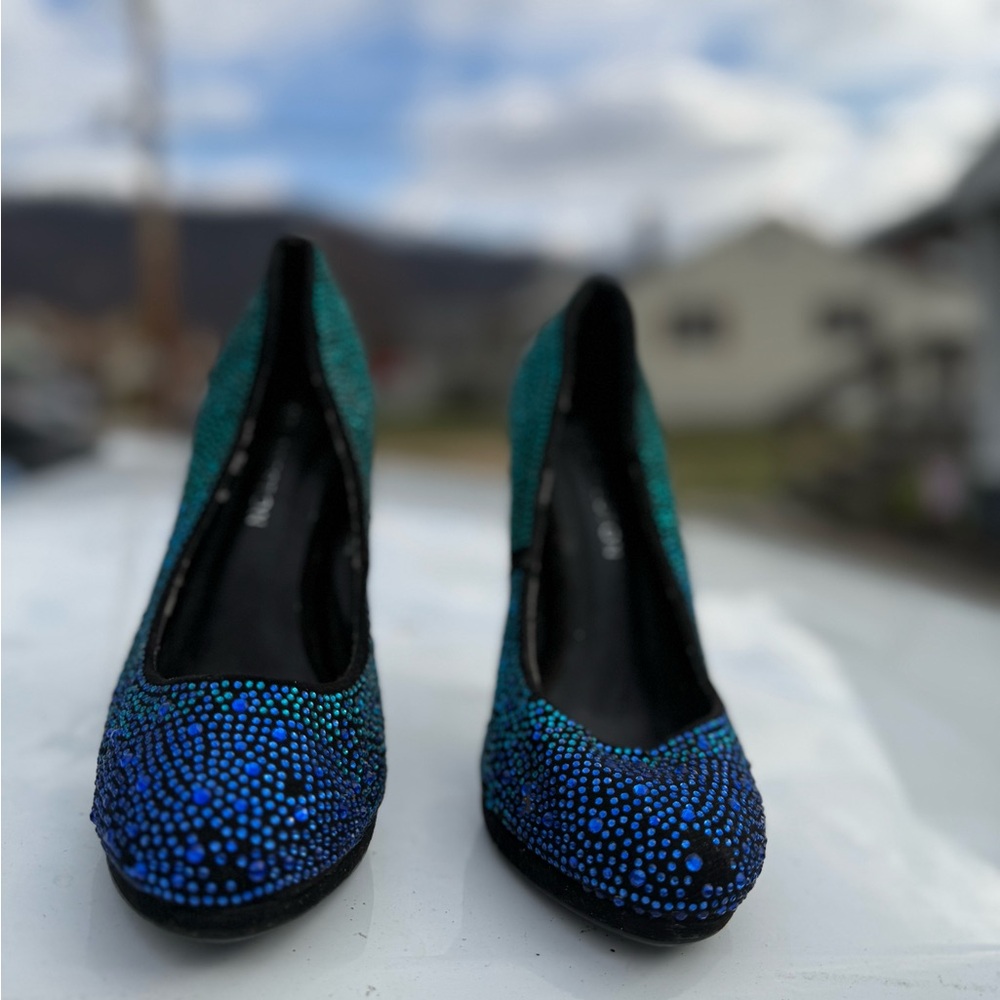 Blue and Green High Heeled Shoes with Textured Surface and Pointed Toe